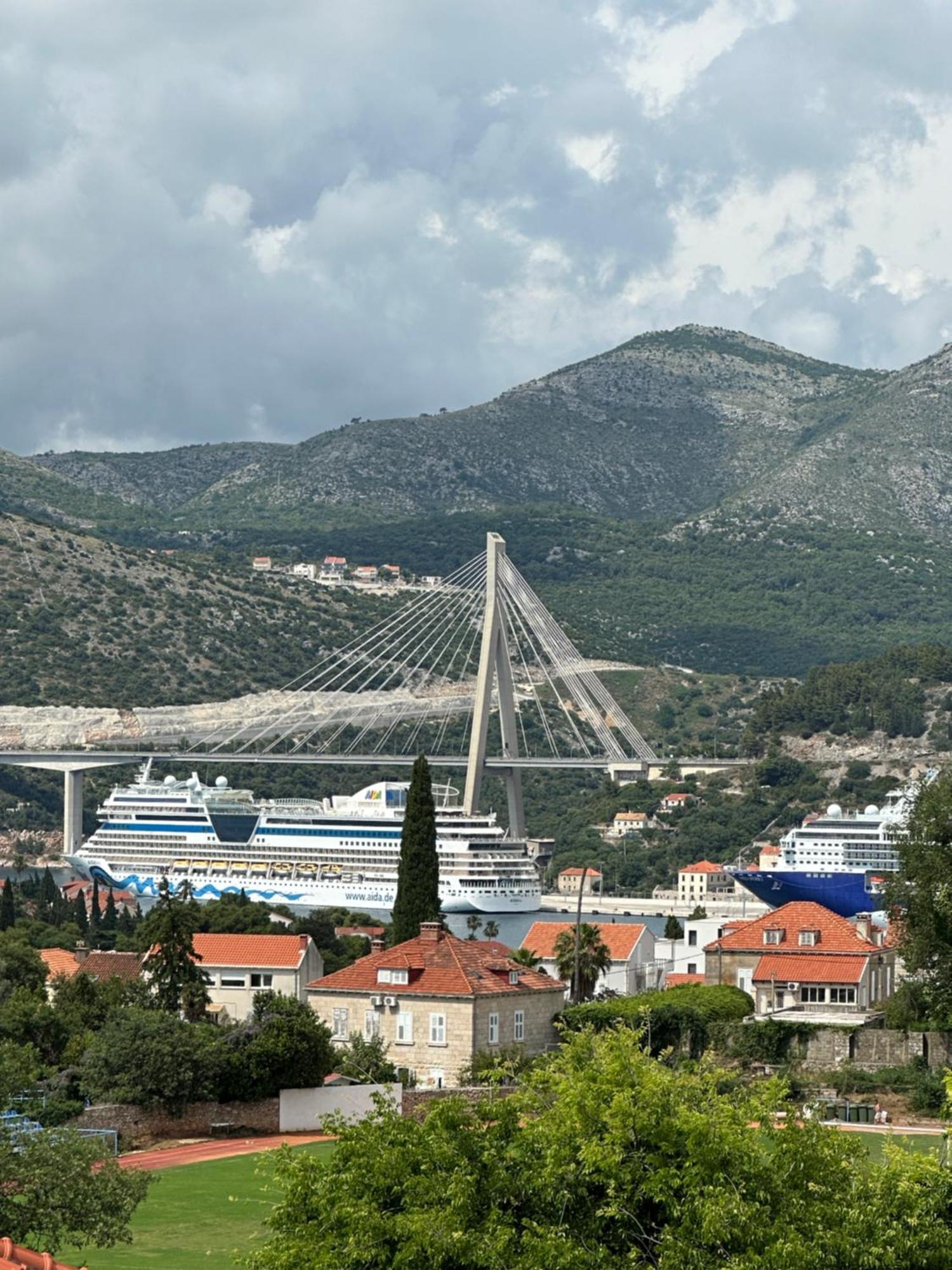 Cruise Ship Bridge View Apartment Luka Dubrovnik Buitenkant foto