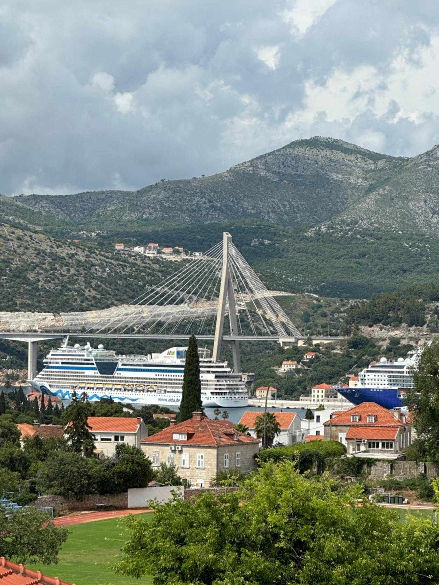 Cruise Ship Bridge View Apartment Luka Dubrovnik Buitenkant foto